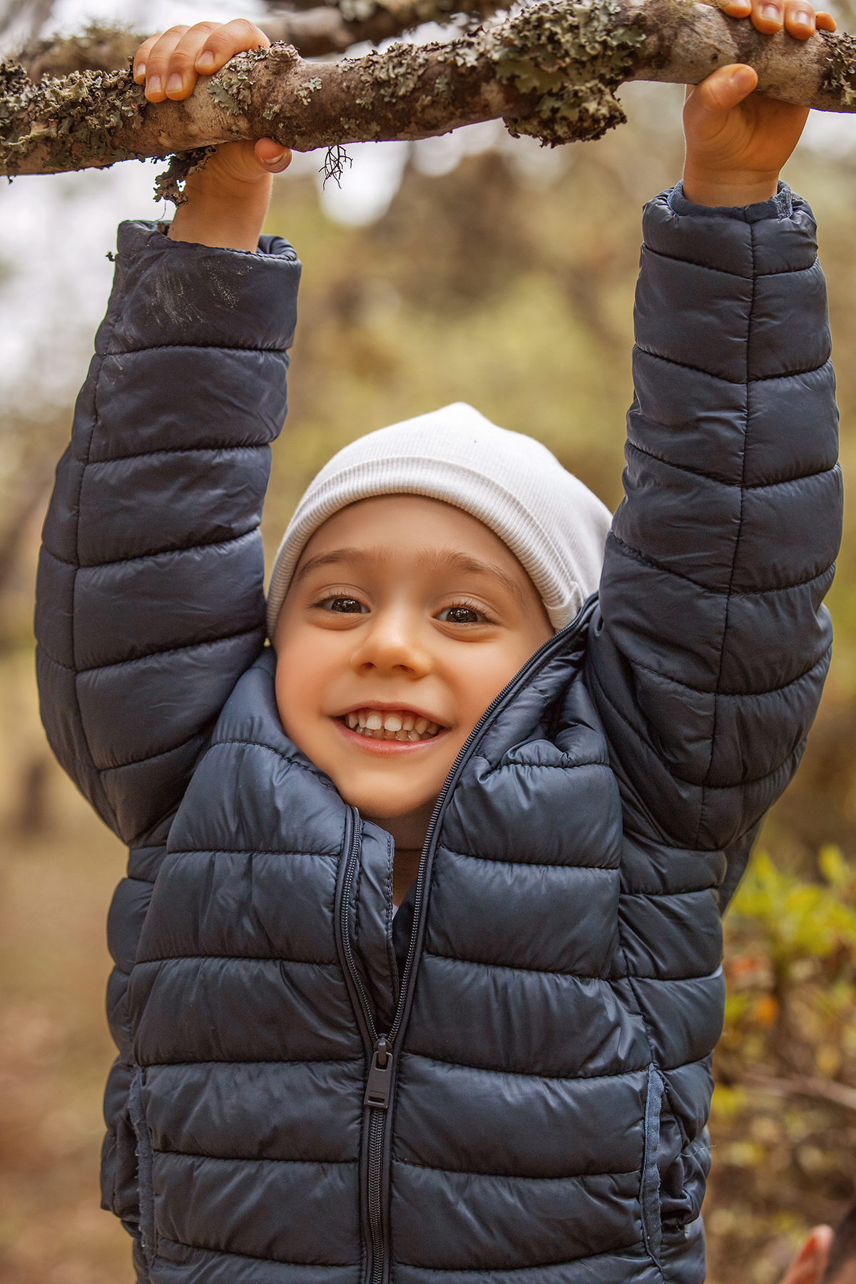 aniversario_3_anos sessao_3_anos sessao_externa fotos_3_anos fotografia_infantil fotografia_crianca ensaio_infantil menino_3_anos fotos_ao_ar_livre natureza brincadeira aventura curiosidade energia diversao momentos_unicos criancas_felizes espontaneidade 