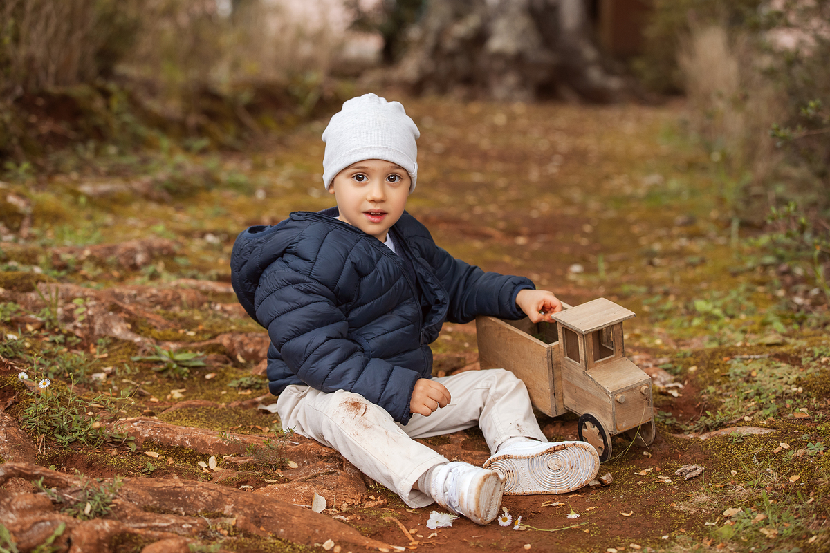 aniversario_3_anos sessao_3_anos sessao_externa fotos_3_anos fotografia_infantil fotografia_crianca ensaio_infantil menino_3_anos fotos_ao_ar_livre natureza brincadeira aventura curiosidade energia diversao momentos_unicos criancas_felizes espontaneidade 