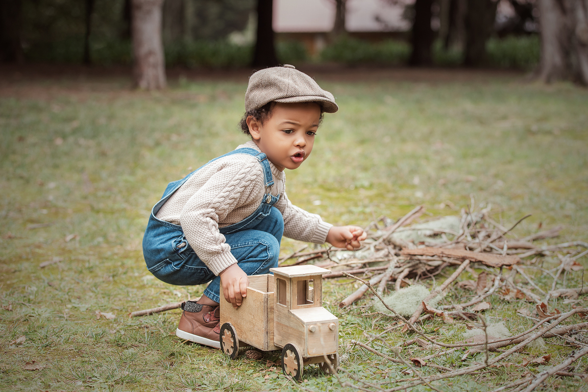 aniversario_3_anos sessao_3_anos sessao_externa fotos_3_anos fotografia_infantil fotografia_crianca ensaio_infantil menino_3_anos fotos_ao_ar_livre natureza brincadeira aventura curiosidade energia diversao momentos_unicos criancas_felizes espontaneidade 