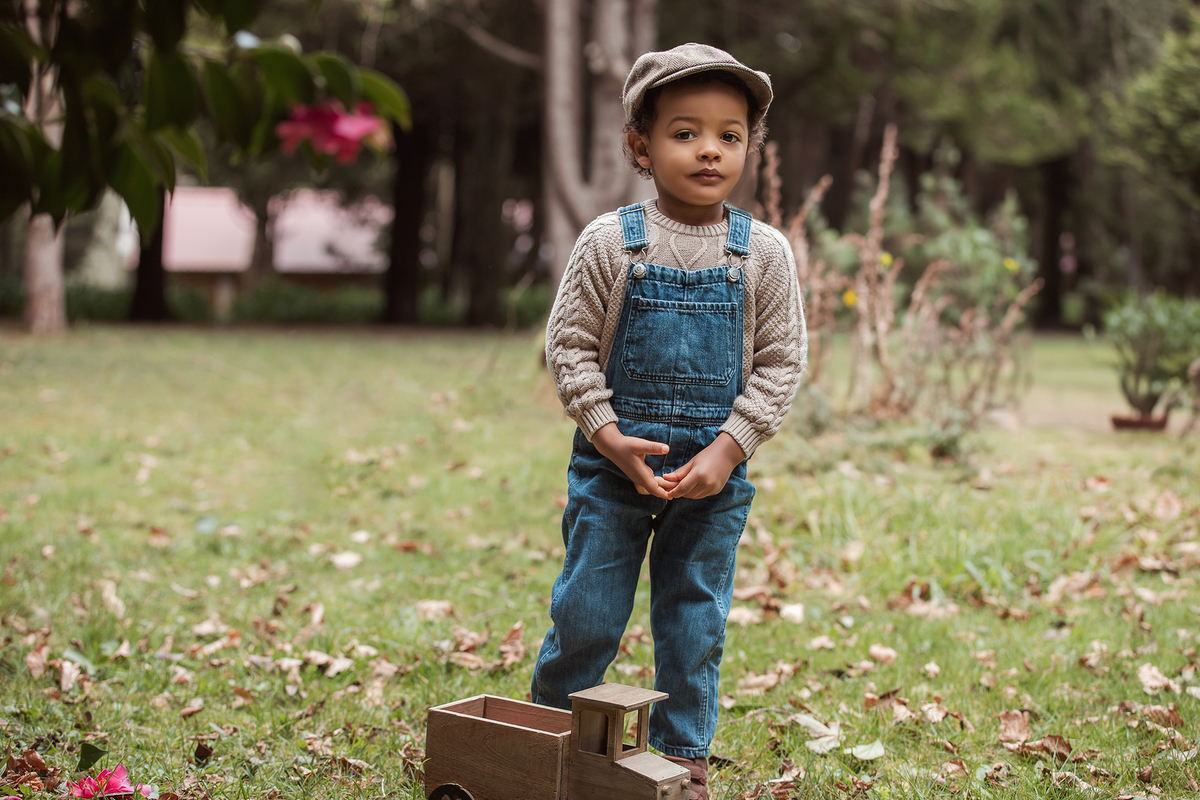 aniversario_3_anos sessao_3_anos sessao_externa fotos_3_anos fotografia_infantil fotografia_crianca ensaio_infantil menino_3_anos fotos_ao_ar_livre natureza brincadeira aventura curiosidade energia diversao momentos_unicos criancas_felizes espontaneidade 