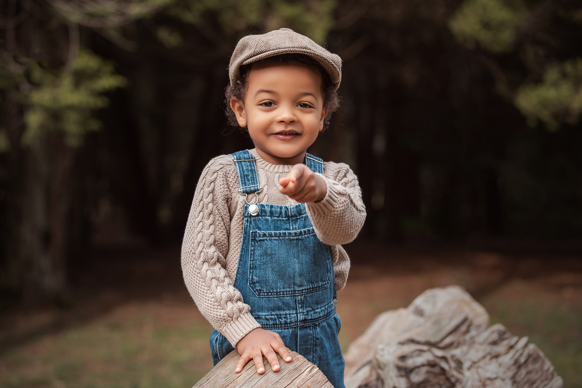 aniversario_3_anos sessao_3_anos sessao_externa fotos_3_anos fotografia_infantil fotografia_crianca ensaio_infantil menino_3_anos fotos_ao_ar_livre natureza brincadeira aventura curiosidade energia diversao momentos_unicos criancas_felizes espontaneidade 