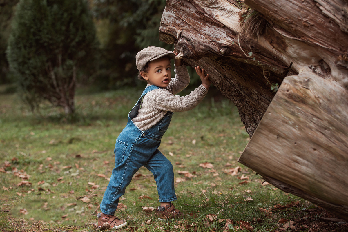 aniversario_3_anos sessao_3_anos sessao_externa fotos_3_anos fotografia_infantil fotografia_crianca ensaio_infantil menino_3_anos fotos_ao_ar_livre natureza brincadeira aventura curiosidade energia diversao momentos_unicos criancas_felizes espontaneidade 