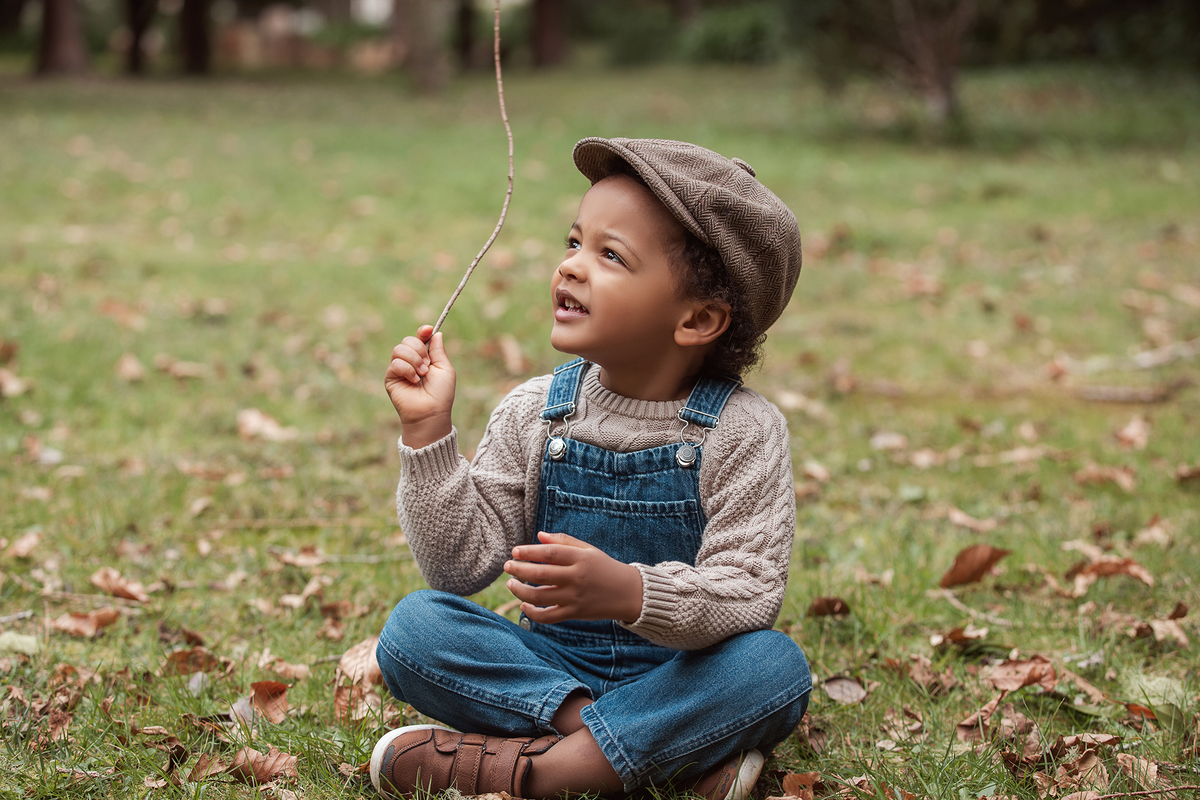 aniversario_3_anos sessao_3_anos sessao_externa fotos_3_anos fotografia_infantil fotografia_crianca ensaio_infantil menino_3_anos fotos_ao_ar_livre natureza brincadeira aventura curiosidade energia diversao momentos_unicos criancas_felizes espontaneidade 