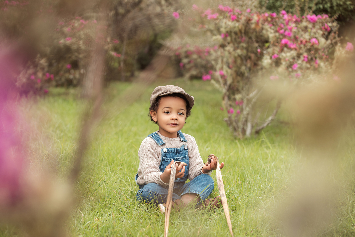 aniversario_3_anos sessao_3_anos sessao_externa fotos_3_anos fotografia_infantil fotografia_crianca ensaio_infantil menino_3_anos fotos_ao_ar_livre natureza brincadeira aventura curiosidade energia diversao momentos_unicos criancas_felizes espontaneidade 