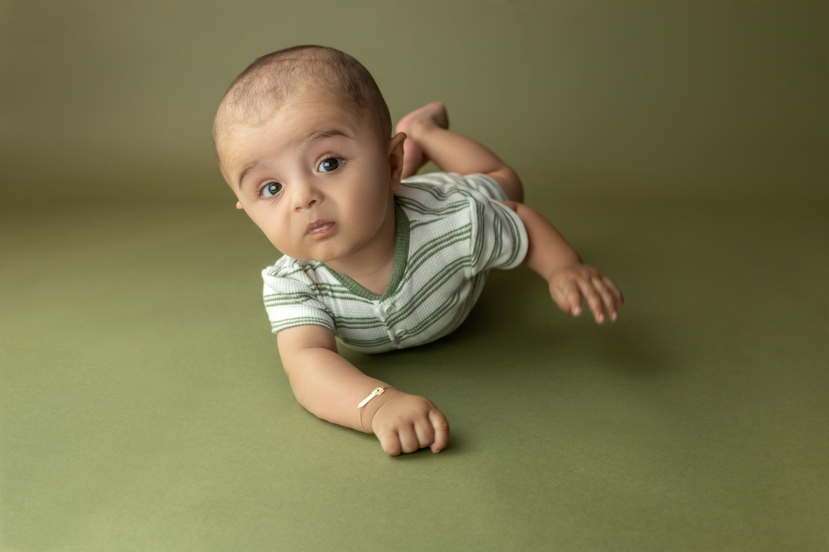 acompanhamento_mensal_fotografia_infantil_fotografia_bebe_ensaio_infantil_crescimento_bebe_primeiro_ano_estudio_fotografico_luz_estudio_maternidade_memorias_familia_criancas_felizes_espontaneidade_momentos_unicos_amor_familia