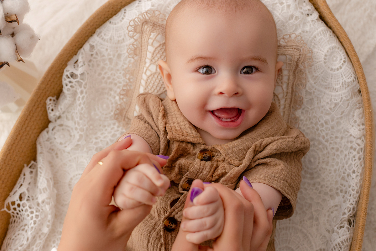 acompanhamento_mensal_fotografia_infantil_fotografia_bebe_ensaio_infantil_crescimento_bebe_primeiro_ano_estudio_fotografico_luz_estudio_maternidade_memorias_familia_criancas_felizes_espontaneidade_momentos_unicos_amor_familia