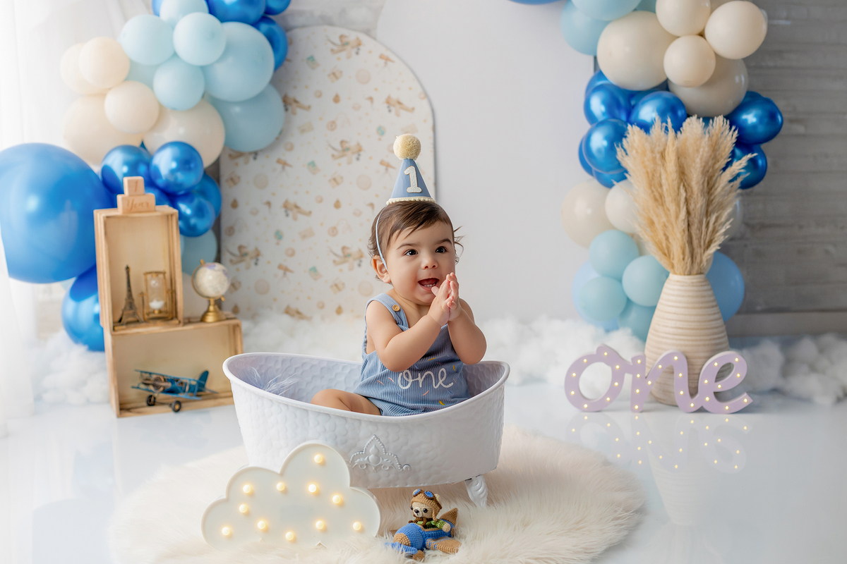 acompanhamento_smash_aviador_smash_the_cake_aviador_ensaio_bebe_aviador_fotografia_infantil_tema_aviacao_bebe_piloto_primeiro_aniversario_smash_estudio_fotografico_luz_estudio_bebe_feliz_criancas_felizes_expressao_espontanea_momentos_unicos_amor_familia_b