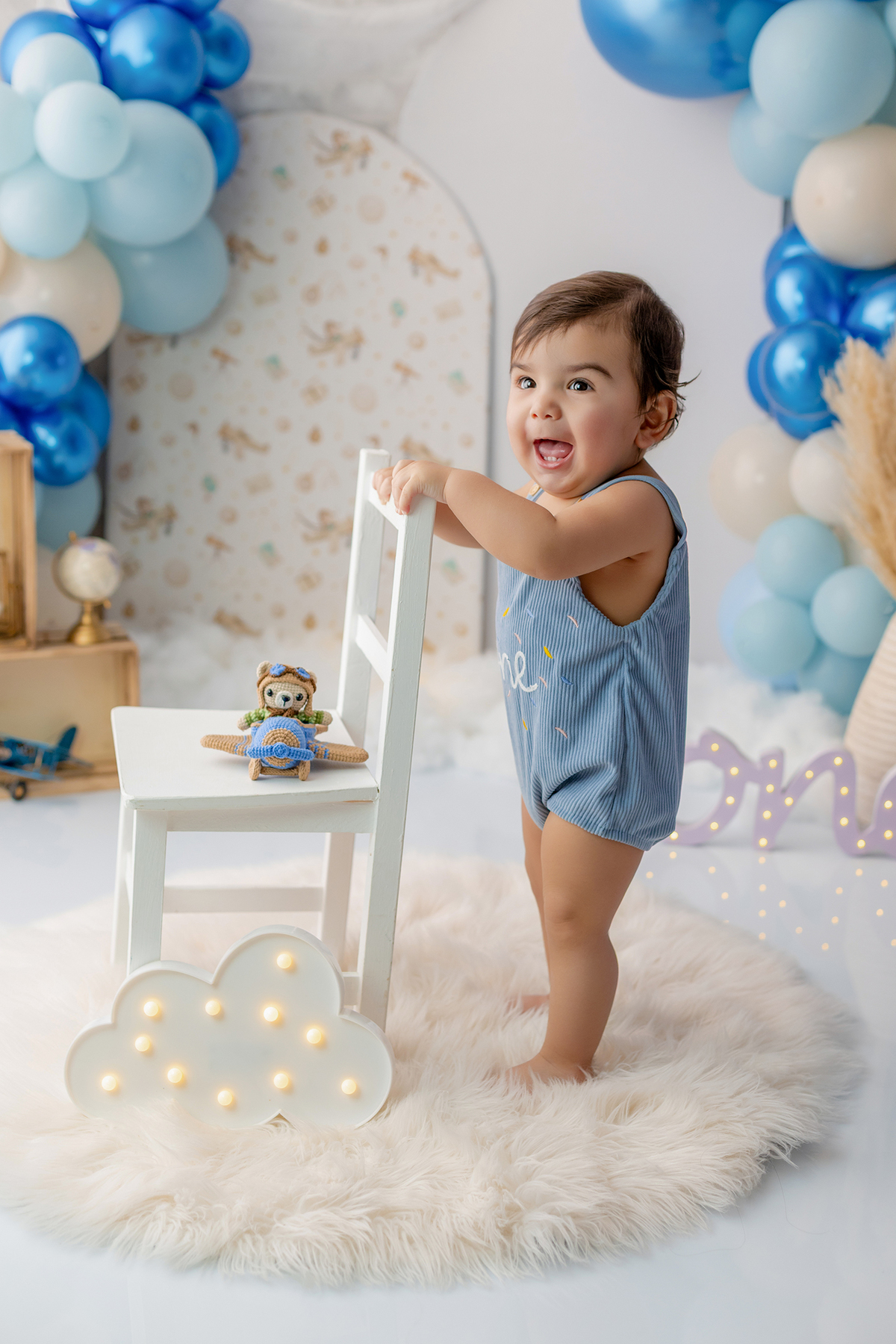 acompanhamento_smash_aviador_smash_the_cake_aviador_ensaio_bebe_aviador_fotografia_infantil_tema_aviacao_bebe_piloto_primeiro_aniversario_smash_estudio_fotografico_luz_estudio_bebe_feliz_criancas_felizes_expressao_espontanea_momentos_unicos_amor_familia_b