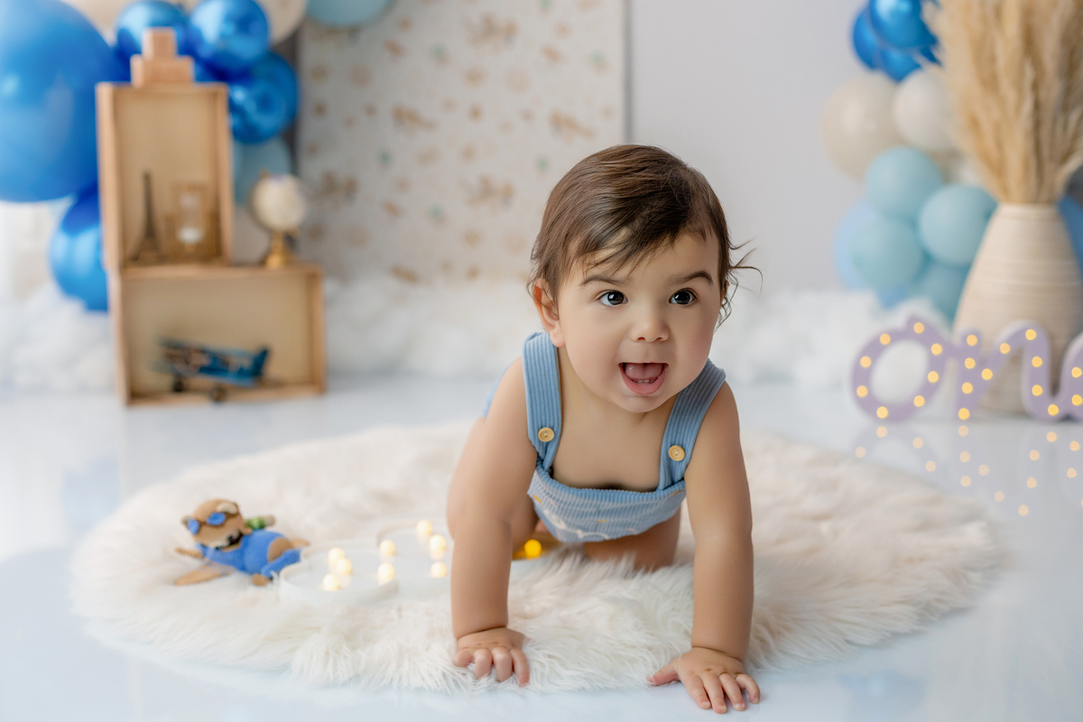acompanhamento_smash_aviador_smash_the_cake_aviador_ensaio_bebe_aviador_fotografia_infantil_tema_aviacao_bebe_piloto_primeiro_aniversario_smash_estudio_fotografico_luz_estudio_bebe_feliz_criancas_felizes_expressao_espontanea_momentos_unicos_amor_familia_b