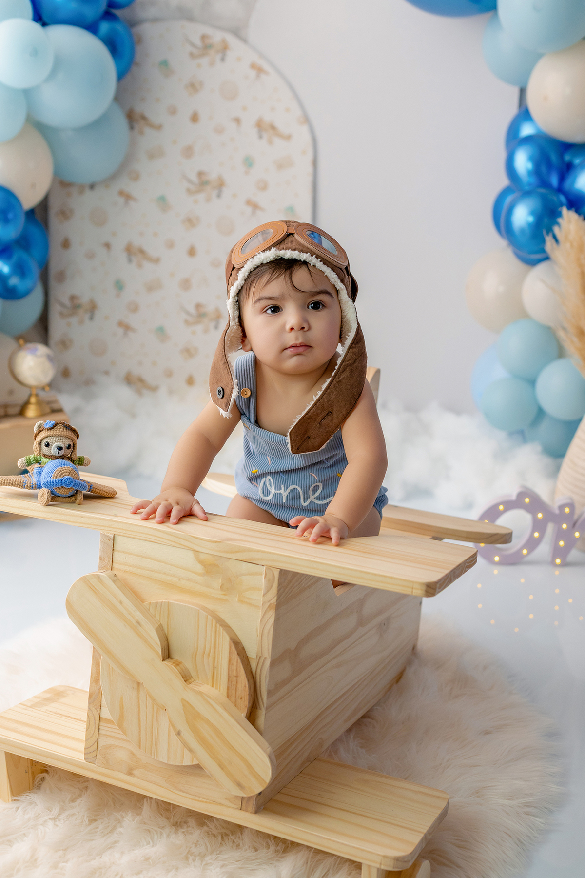 acompanhamento_smash_aviador_smash_the_cake_aviador_ensaio_bebe_aviador_fotografia_infantil_tema_aviacao_bebe_piloto_primeiro_aniversario_smash_estudio_fotografico_luz_estudio_bebe_feliz_criancas_felizes_expressao_espontanea_momentos_unicos_amor_familia_b