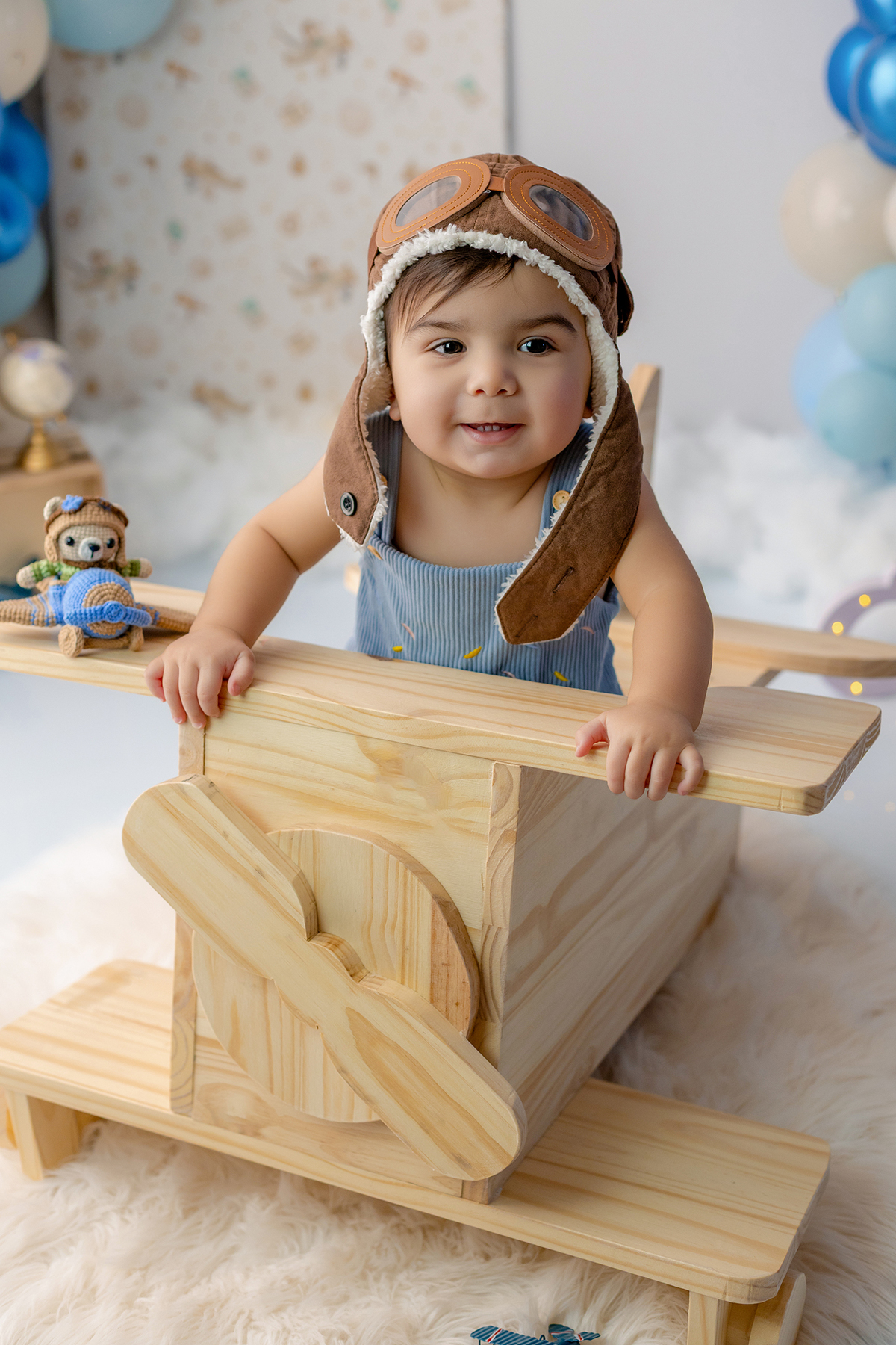 acompanhamento_smash_aviador_smash_the_cake_aviador_ensaio_bebe_aviador_fotografia_infantil_tema_aviacao_bebe_piloto_primeiro_aniversario_smash_estudio_fotografico_luz_estudio_bebe_feliz_criancas_felizes_expressao_espontanea_momentos_unicos_amor_familia_b