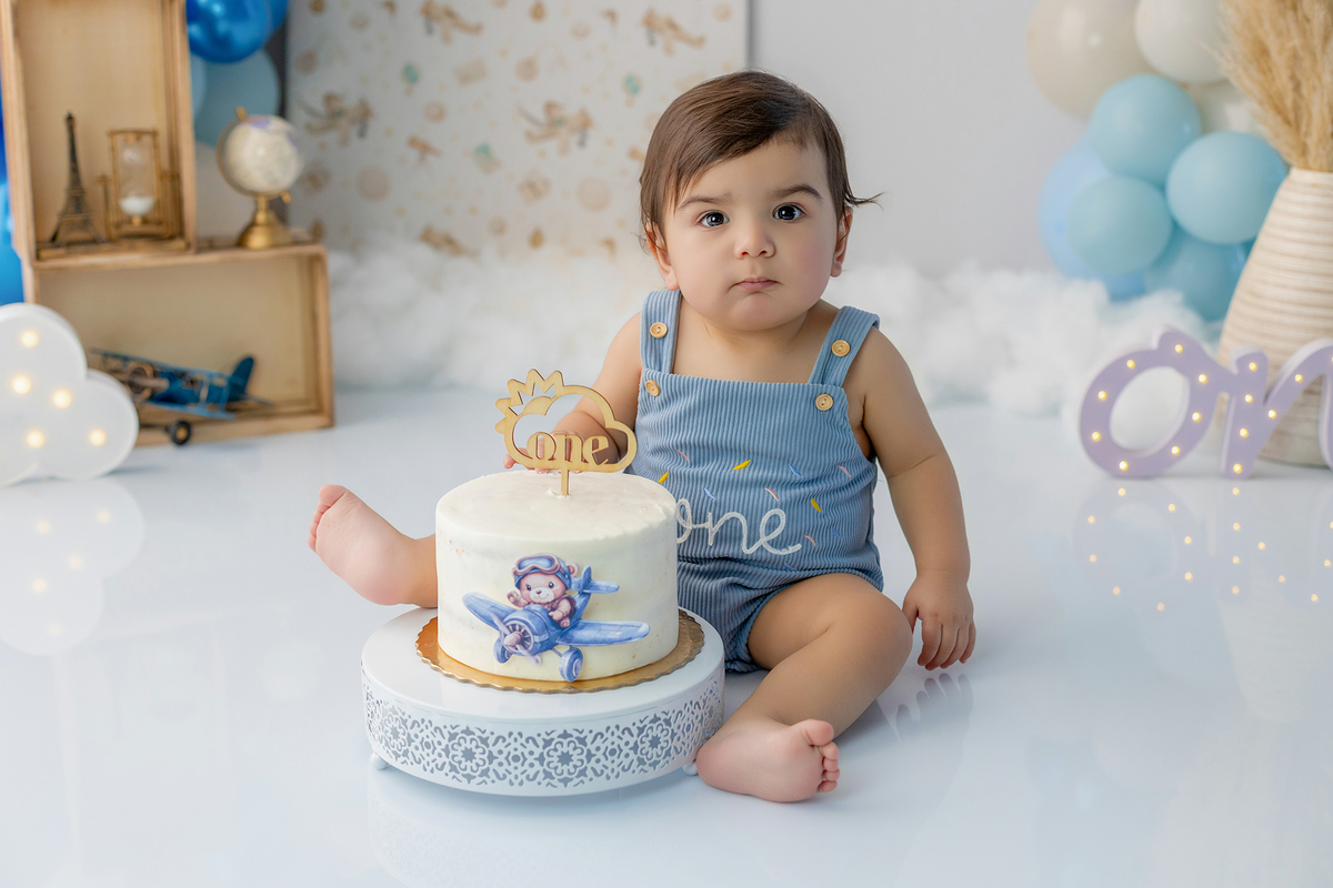 acompanhamento_smash_aviador_smash_the_cake_aviador_ensaio_bebe_aviador_fotografia_infantil_tema_aviacao_bebe_piloto_primeiro_aniversario_smash_estudio_fotografico_luz_estudio_bebe_feliz_criancas_felizes_expressao_espontanea_momentos_unicos_amor_familia_b