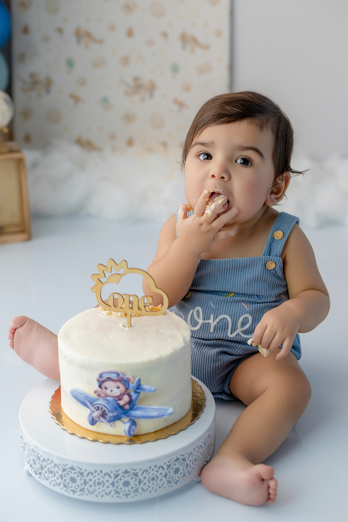 acompanhamento_smash_aviador_smash_the_cake_aviador_ensaio_bebe_aviador_fotografia_infantil_tema_aviacao_bebe_piloto_primeiro_aniversario_smash_estudio_fotografico_luz_estudio_bebe_feliz_criancas_felizes_expressao_espontanea_momentos_unicos_amor_familia_b