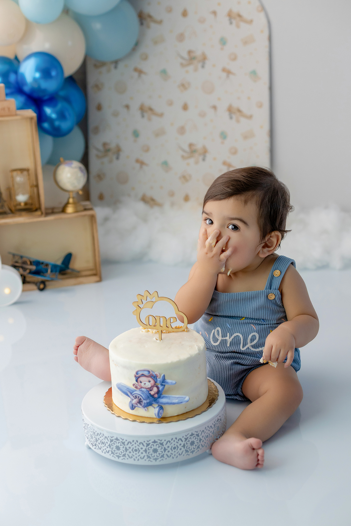 acompanhamento_smash_aviador_smash_the_cake_aviador_ensaio_bebe_aviador_fotografia_infantil_tema_aviacao_bebe_piloto_primeiro_aniversario_smash_estudio_fotografico_luz_estudio_bebe_feliz_criancas_felizes_expressao_espontanea_momentos_unicos_amor_familia_b