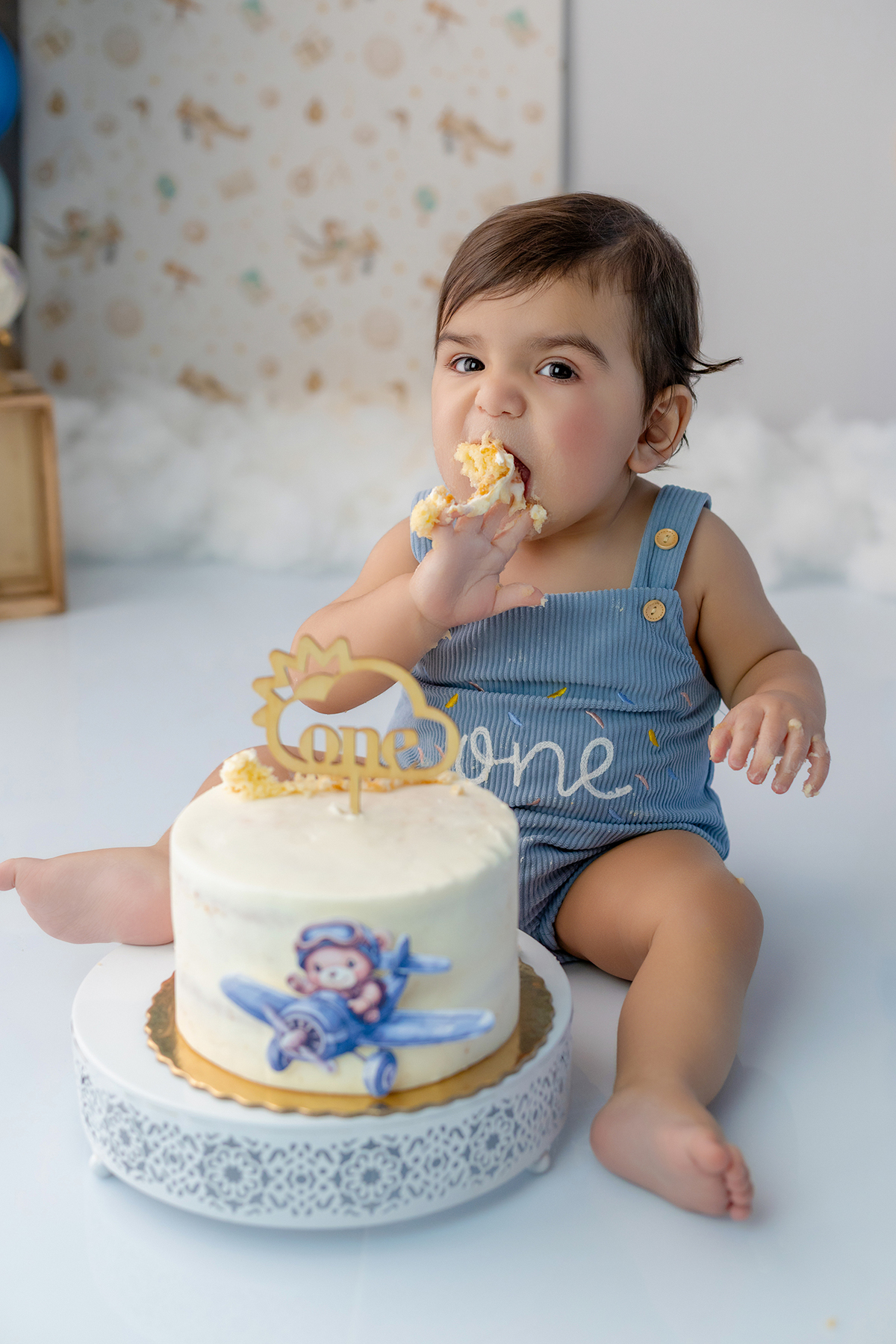 acompanhamento_smash_aviador_smash_the_cake_aviador_ensaio_bebe_aviador_fotografia_infantil_tema_aviacao_bebe_piloto_primeiro_aniversario_smash_estudio_fotografico_luz_estudio_bebe_feliz_criancas_felizes_expressao_espontanea_momentos_unicos_amor_familia_b