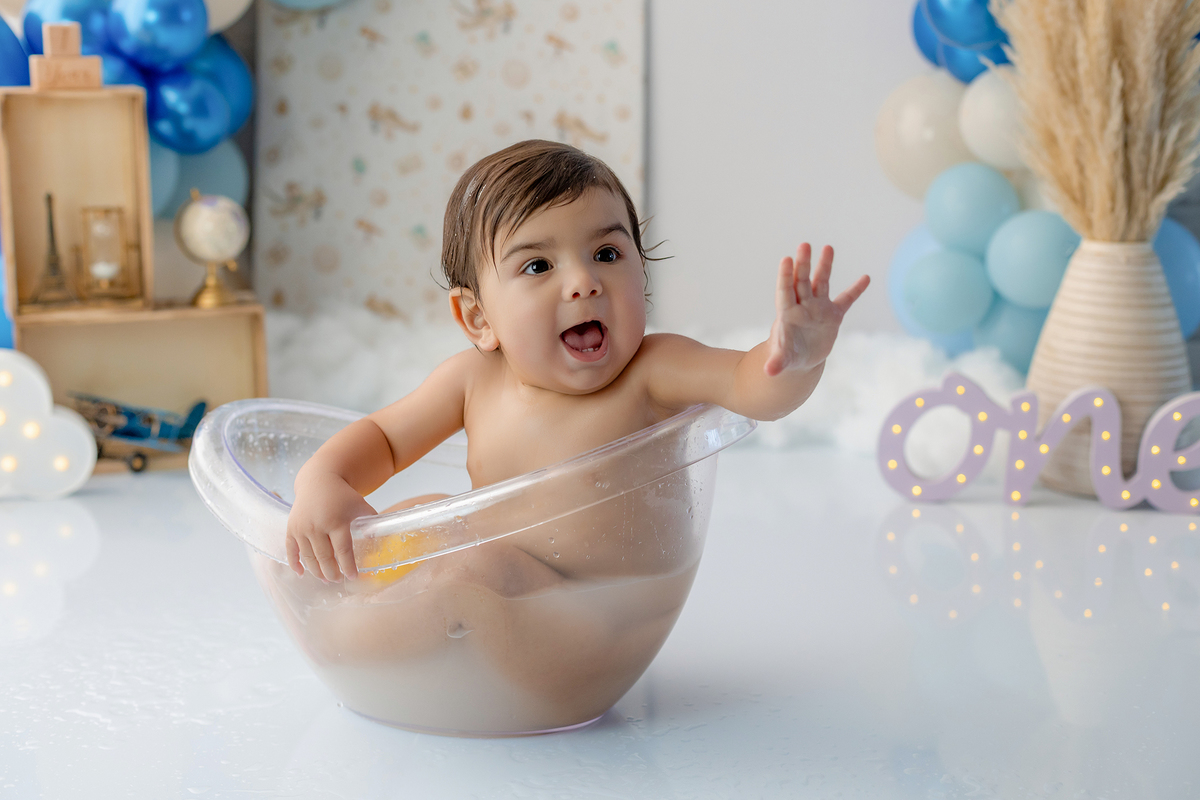 acompanhamento_smash_aviador_smash_the_cake_aviador_ensaio_bebe_aviador_fotografia_infantil_tema_aviacao_bebe_piloto_primeiro_aniversario_smash_estudio_fotografico_luz_estudio_bebe_feliz_criancas_felizes_expressao_espontanea_momentos_unicos_amor_familia_b