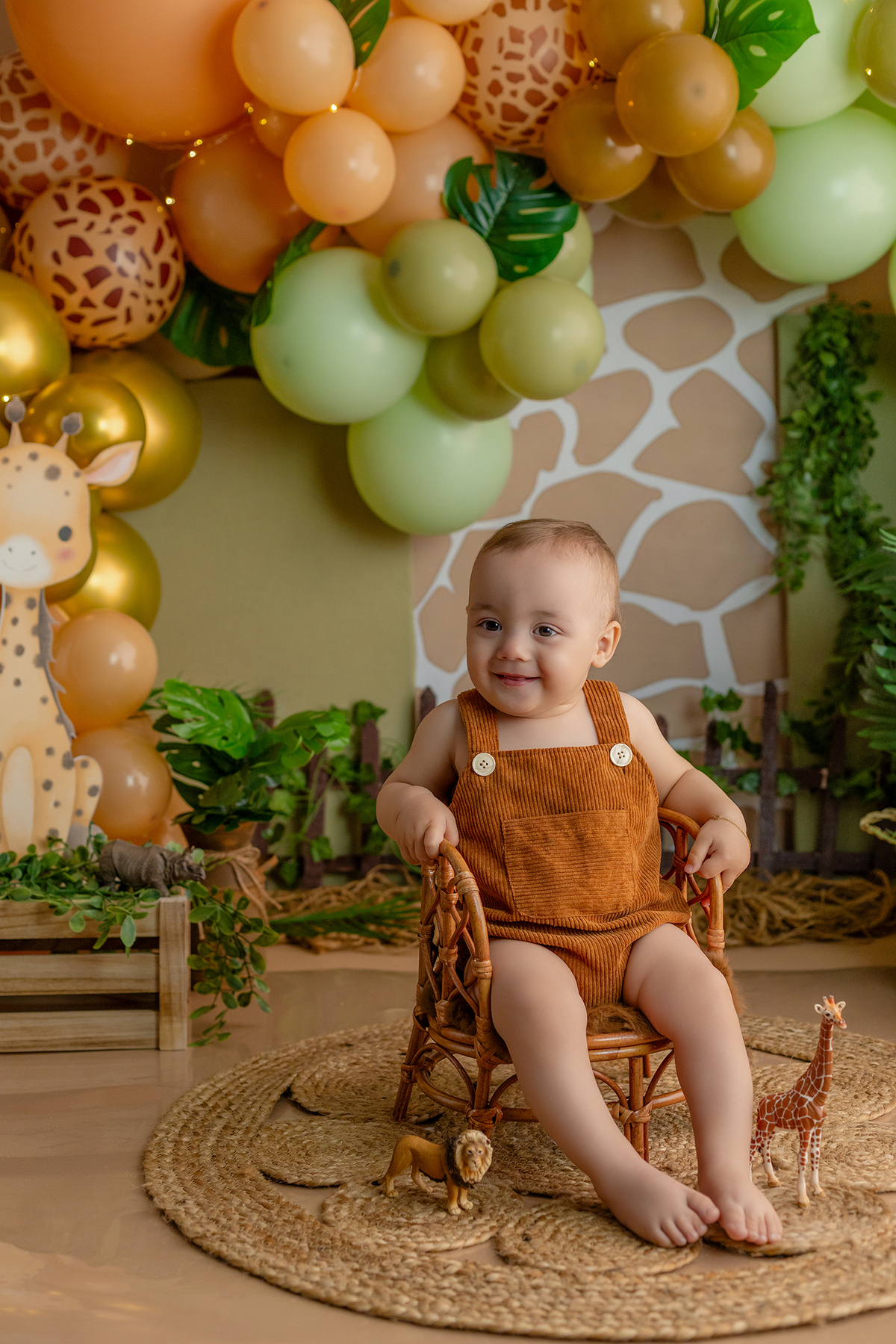 acompanhamento_smash_safari_smash_the_cake_safari_ensaio_bebe_safari_fotografia_infantil_tema_safari_bebe_animais_selva_primeiro_aniversario_smash_estudio_fotografico_luz_estudio_bebe_feliz_criancas_felizes_expressao_espontanea_momentos_unicos_amor_famili