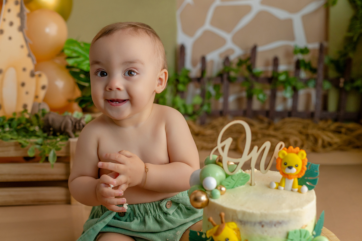 acompanhamento_smash_safari_smash_the_cake_safari_ensaio_bebe_safari_fotografia_infantil_tema_safari_bebe_animais_selva_primeiro_aniversario_smash_estudio_fotografico_luz_estudio_bebe_feliz_criancas_felizes_expressao_espontanea_momentos_unicos_amor_famili