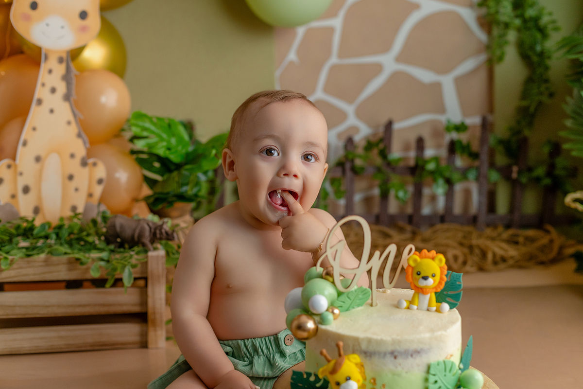 acompanhamento_smash_safari_smash_the_cake_safari_ensaio_bebe_safari_fotografia_infantil_tema_safari_bebe_animais_selva_primeiro_aniversario_smash_estudio_fotografico_luz_estudio_bebe_feliz_criancas_felizes_expressao_espontanea_momentos_unicos_amor_famili