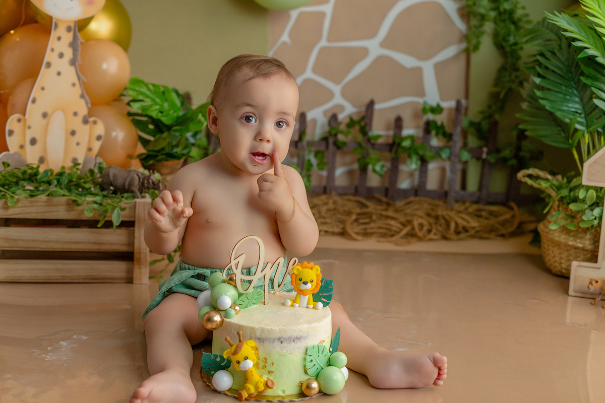 acompanhamento_smash_safari_smash_the_cake_safari_ensaio_bebe_safari_fotografia_infantil_tema_safari_bebe_animais_selva_primeiro_aniversario_smash_estudio_fotografico_luz_estudio_bebe_feliz_criancas_felizes_expressao_espontanea_momentos_unicos_amor_famili