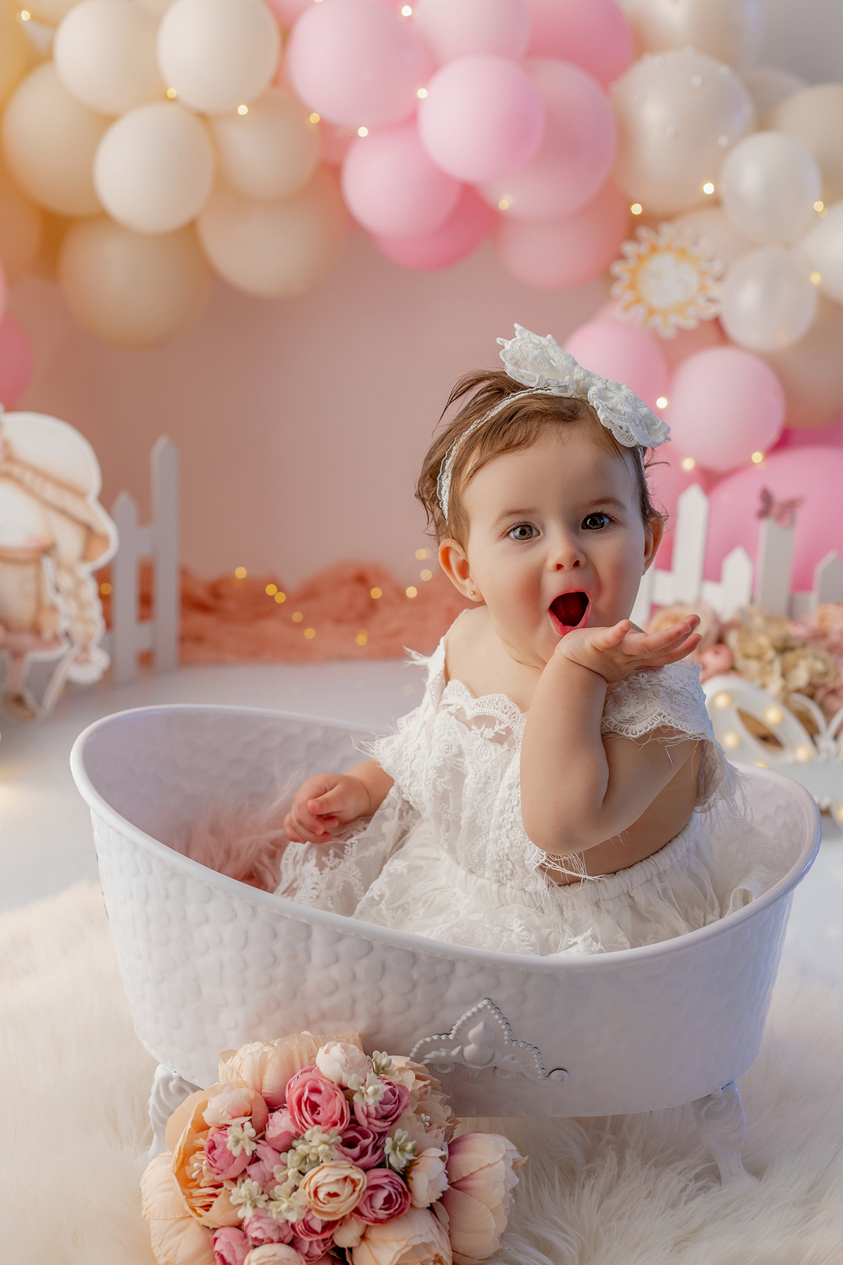 smash_menina_rosa_smash_the_cake_menina_rosa_ensaio_bebe_menina_fotografia_infantil_tema_rosa_bebe_feminino_primeiro_aniversario_smash_estudio_fotografico_luz_estudio_bebe_feliz_criancas_felizes_expressao_espontanea_momentos_unicos_amor_familia_bolo_smash