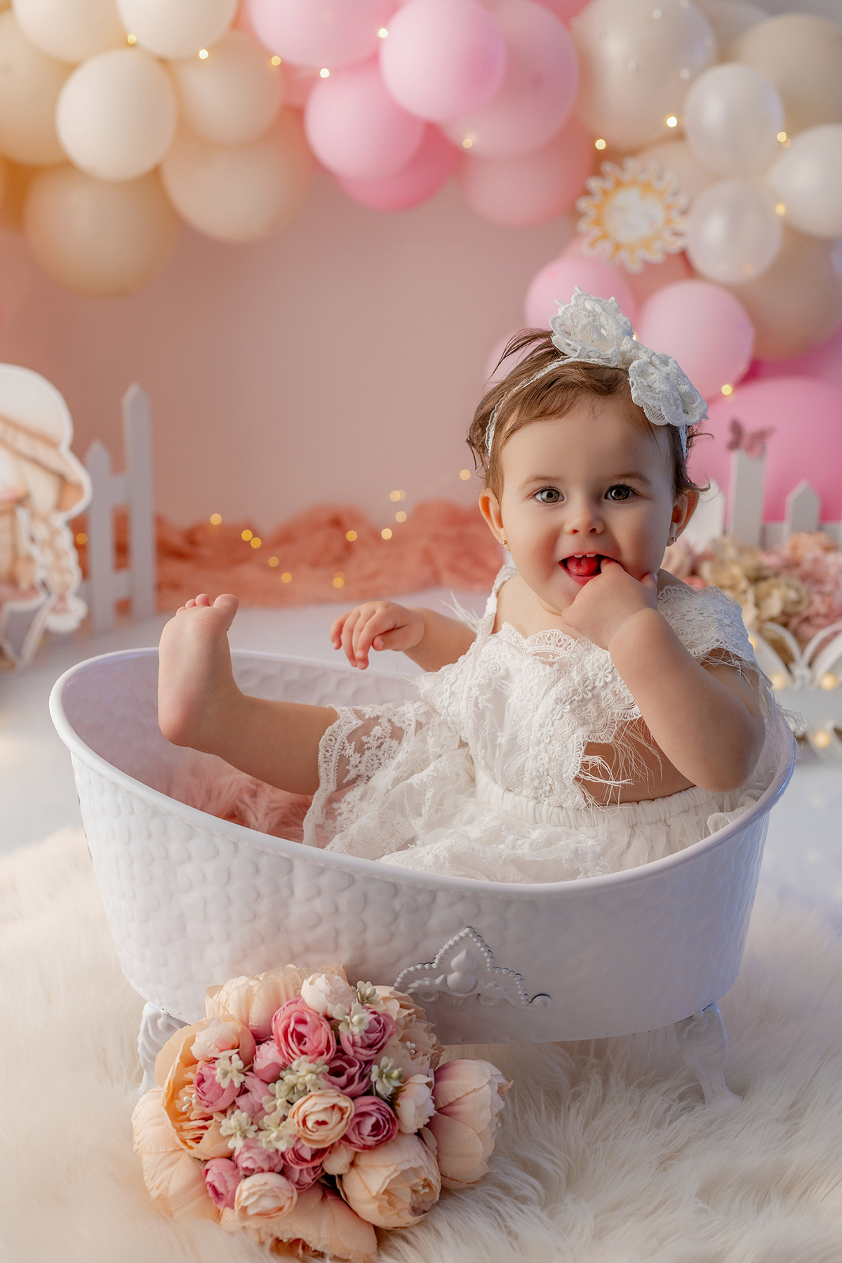 smash_menina_rosa_smash_the_cake_menina_rosa_ensaio_bebe_menina_fotografia_infantil_tema_rosa_bebe_feminino_primeiro_aniversario_smash_estudio_fotografico_luz_estudio_bebe_feliz_criancas_felizes_expressao_espontanea_momentos_unicos_amor_familia_bolo_smash