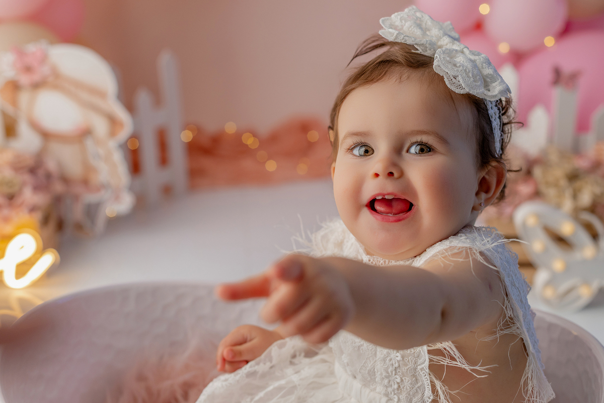 smash_menina_rosa_smash_the_cake_menina_rosa_ensaio_bebe_menina_fotografia_infantil_tema_rosa_bebe_feminino_primeiro_aniversario_smash_estudio_fotografico_luz_estudio_bebe_feliz_criancas_felizes_expressao_espontanea_momentos_unicos_amor_familia_bolo_smash