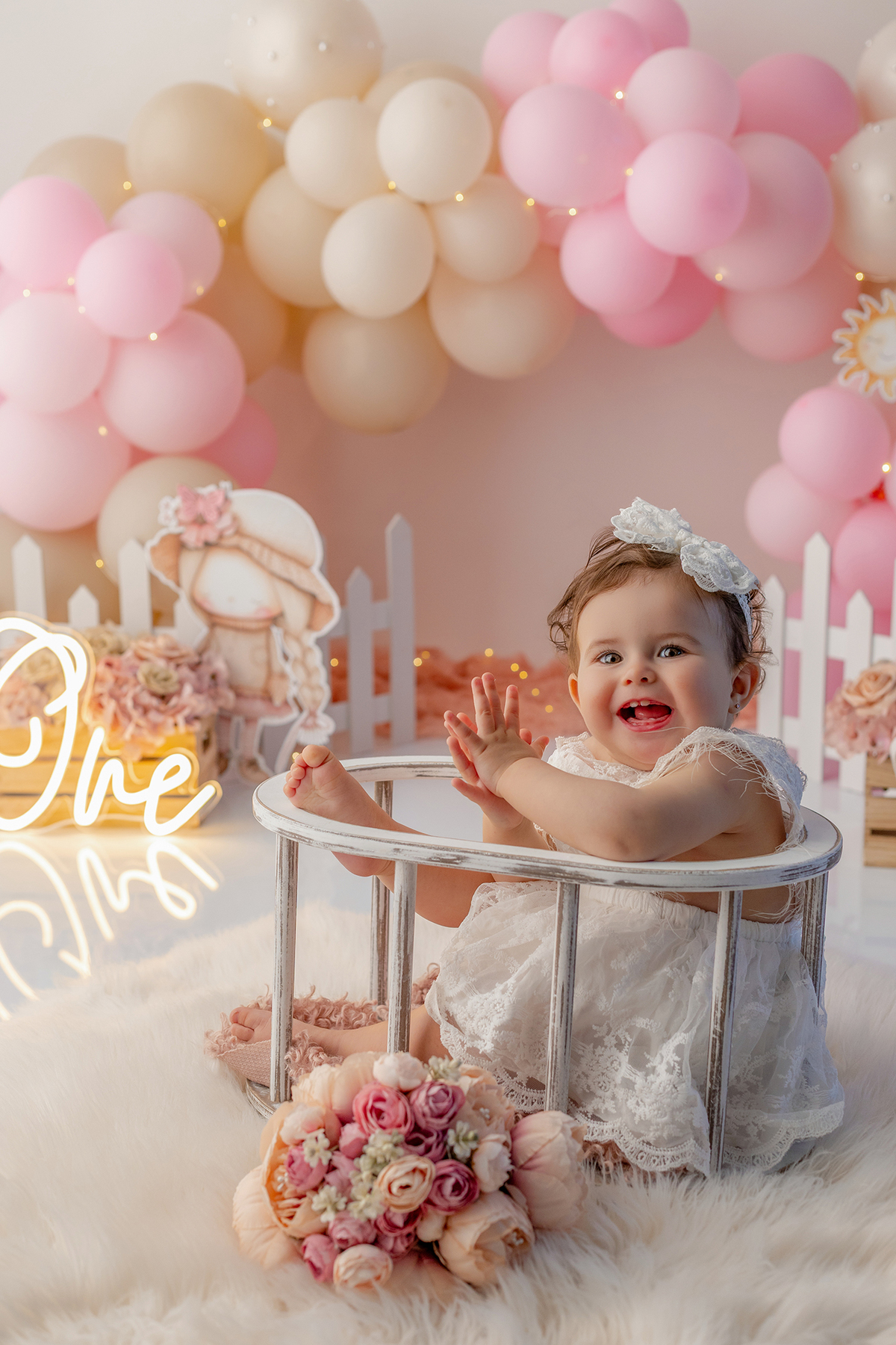 smash_menina_rosa_smash_the_cake_menina_rosa_ensaio_bebe_menina_fotografia_infantil_tema_rosa_bebe_feminino_primeiro_aniversario_smash_estudio_fotografico_luz_estudio_bebe_feliz_criancas_felizes_expressao_espontanea_momentos_unicos_amor_familia_bolo_smash