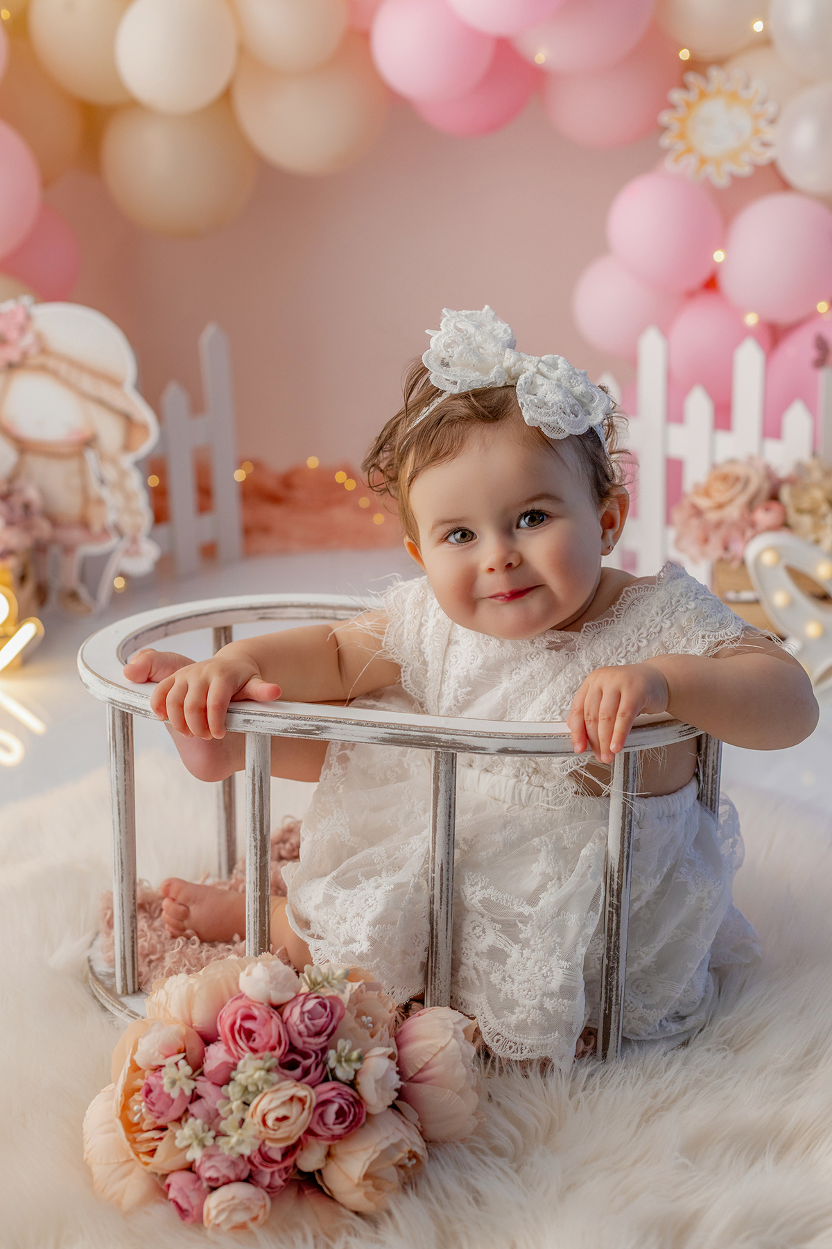 smash_menina_rosa_smash_the_cake_menina_rosa_ensaio_bebe_menina_fotografia_infantil_tema_rosa_bebe_feminino_primeiro_aniversario_smash_estudio_fotografico_luz_estudio_bebe_feliz_criancas_felizes_expressao_espontanea_momentos_unicos_amor_familia_bolo_smash