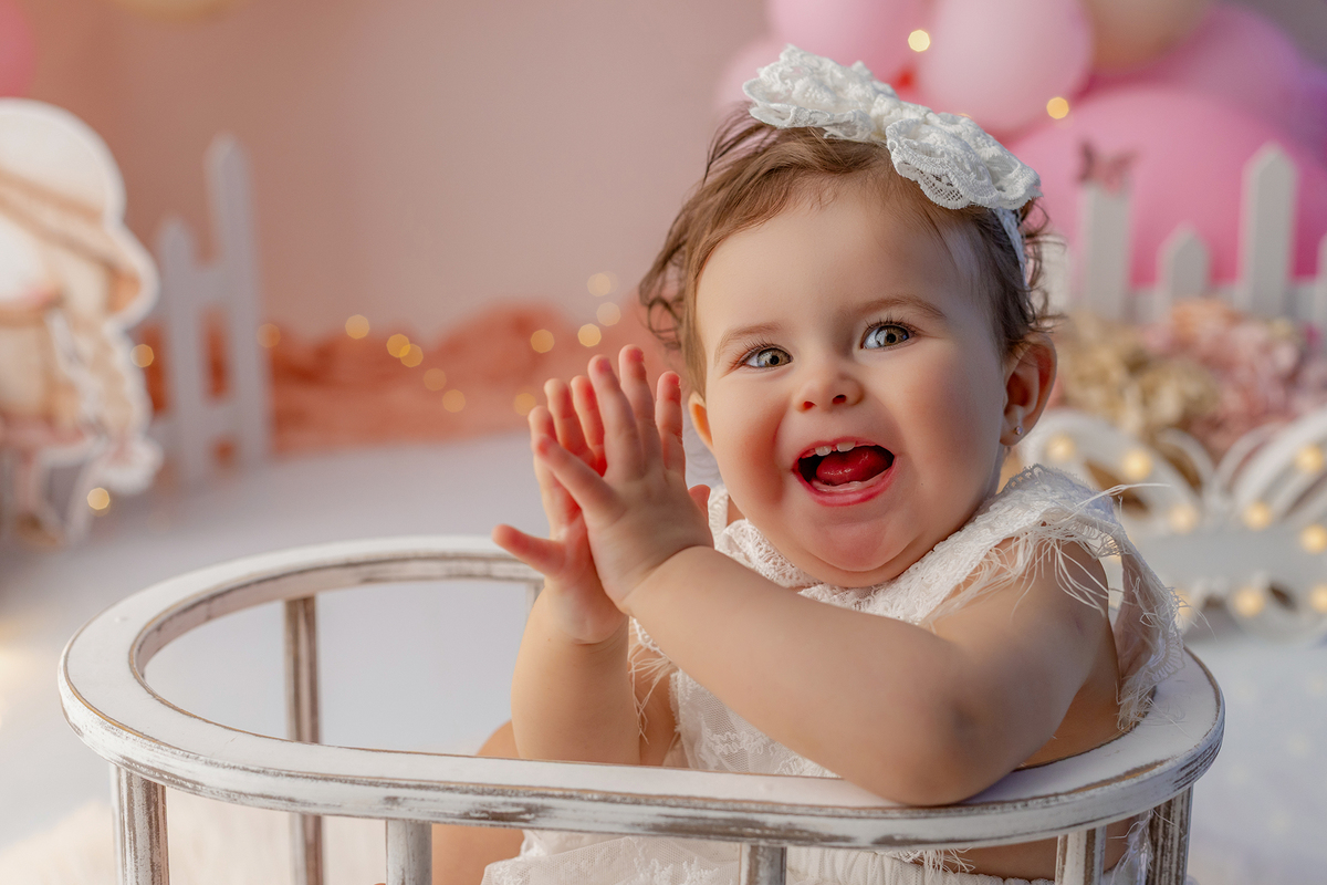 smash_menina_rosa_smash_the_cake_menina_rosa_ensaio_bebe_menina_fotografia_infantil_tema_rosa_bebe_feminino_primeiro_aniversario_smash_estudio_fotografico_luz_estudio_bebe_feliz_criancas_felizes_expressao_espontanea_momentos_unicos_amor_familia_bolo_smash