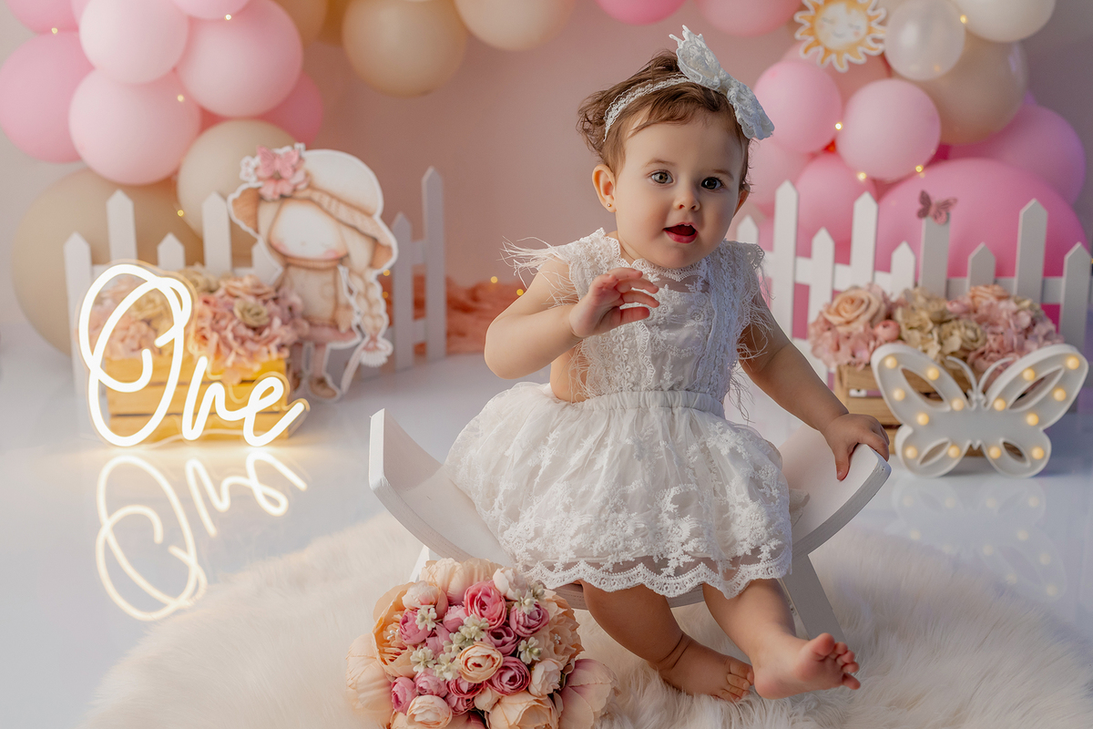 smash_menina_rosa_smash_the_cake_menina_rosa_ensaio_bebe_menina_fotografia_infantil_tema_rosa_bebe_feminino_primeiro_aniversario_smash_estudio_fotografico_luz_estudio_bebe_feliz_criancas_felizes_expressao_espontanea_momentos_unicos_amor_familia_bolo_smash