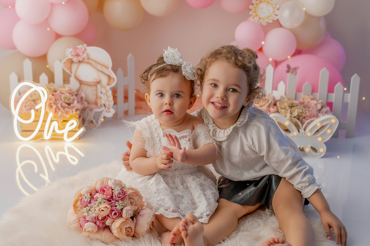 smash_menina_rosa_smash_the_cake_menina_rosa_ensaio_bebe_menina_fotografia_infantil_tema_rosa_bebe_feminino_primeiro_aniversario_smash_estudio_fotografico_luz_estudio_bebe_feliz_criancas_felizes_expressao_espontanea_momentos_unicos_amor_familia_bolo_smash