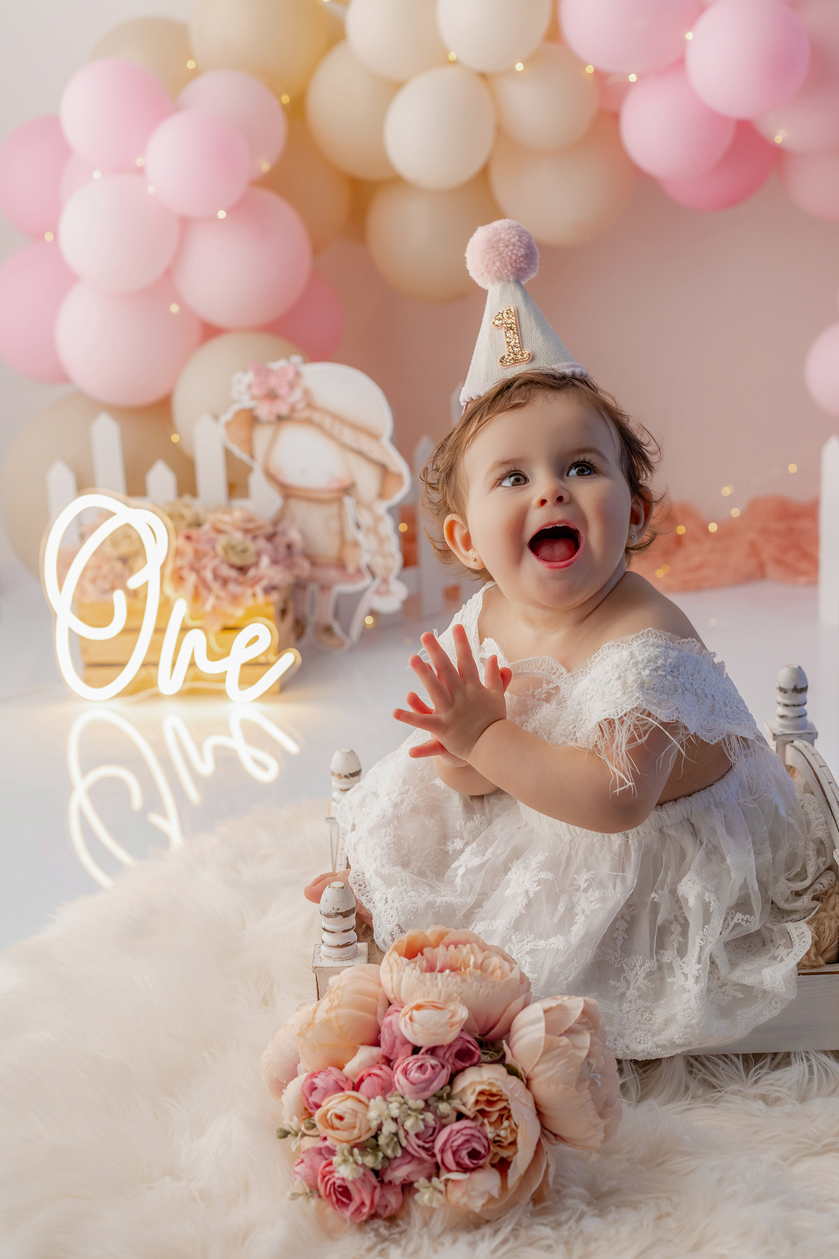 smash_menina_rosa_smash_the_cake_menina_rosa_ensaio_bebe_menina_fotografia_infantil_tema_rosa_bebe_feminino_primeiro_aniversario_smash_estudio_fotografico_luz_estudio_bebe_feliz_criancas_felizes_expressao_espontanea_momentos_unicos_amor_familia_bolo_smash