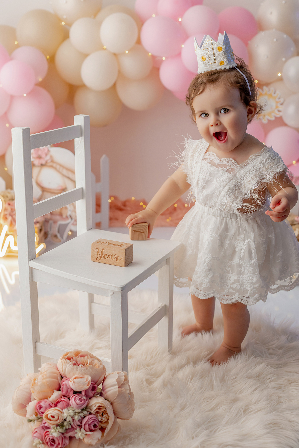 smash_menina_rosa_smash_the_cake_menina_rosa_ensaio_bebe_menina_fotografia_infantil_tema_rosa_bebe_feminino_primeiro_aniversario_smash_estudio_fotografico_luz_estudio_bebe_feliz_criancas_felizes_expressao_espontanea_momentos_unicos_amor_familia_bolo_smash