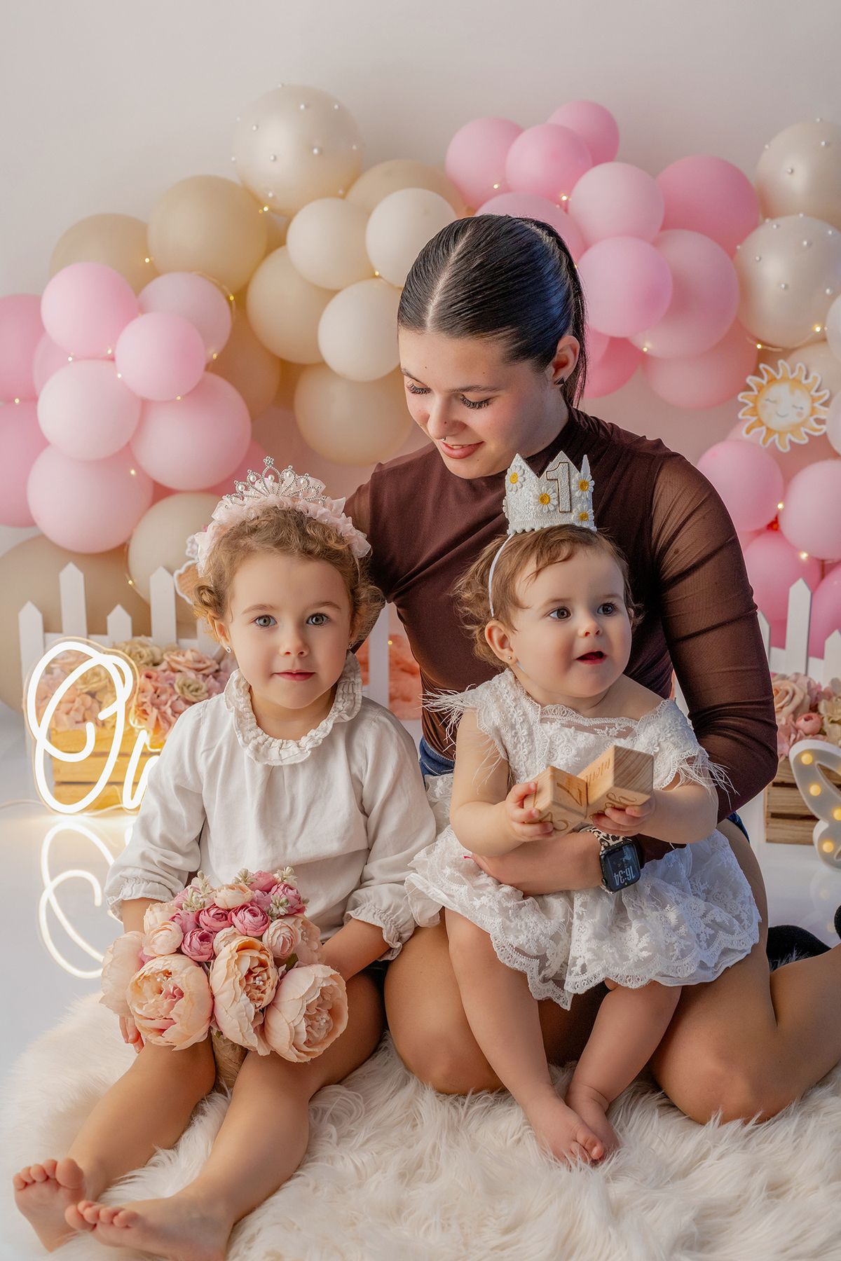 smash_menina_rosa_smash_the_cake_menina_rosa_ensaio_bebe_menina_fotografia_infantil_tema_rosa_bebe_feminino_primeiro_aniversario_smash_estudio_fotografico_luz_estudio_bebe_feliz_criancas_felizes_expressao_espontanea_momentos_unicos_amor_familia_bolo_smash