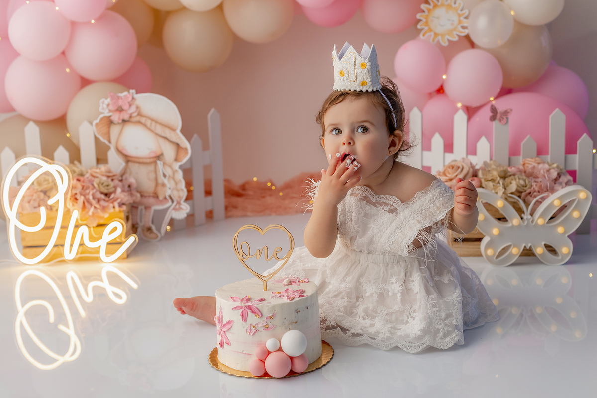 smash_menina_rosa_smash_the_cake_menina_rosa_ensaio_bebe_menina_fotografia_infantil_tema_rosa_bebe_feminino_primeiro_aniversario_smash_estudio_fotografico_luz_estudio_bebe_feliz_criancas_felizes_expressao_espontanea_momentos_unicos_amor_familia_bolo_smash