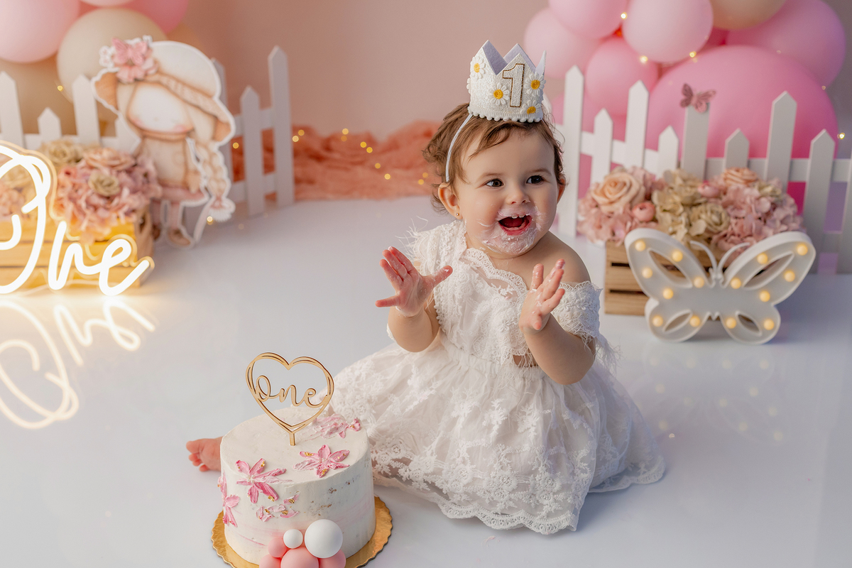 smash_menina_rosa_smash_the_cake_menina_rosa_ensaio_bebe_menina_fotografia_infantil_tema_rosa_bebe_feminino_primeiro_aniversario_smash_estudio_fotografico_luz_estudio_bebe_feliz_criancas_felizes_expressao_espontanea_momentos_unicos_amor_familia_bolo_smash