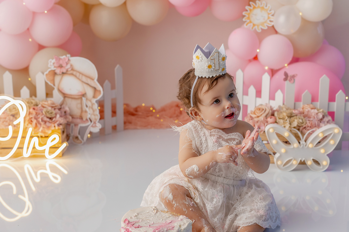 smash_menina_rosa_smash_the_cake_menina_rosa_ensaio_bebe_menina_fotografia_infantil_tema_rosa_bebe_feminino_primeiro_aniversario_smash_estudio_fotografico_luz_estudio_bebe_feliz_criancas_felizes_expressao_espontanea_momentos_unicos_amor_familia_bolo_smash