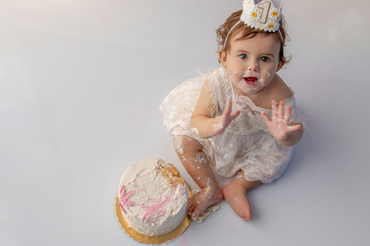 smash_menina_rosa_smash_the_cake_menina_rosa_ensaio_bebe_menina_fotografia_infantil_tema_rosa_bebe_feminino_primeiro_aniversario_smash_estudio_fotografico_luz_estudio_bebe_feliz_criancas_felizes_expressao_espontanea_momentos_unicos_amor_familia_bolo_smash