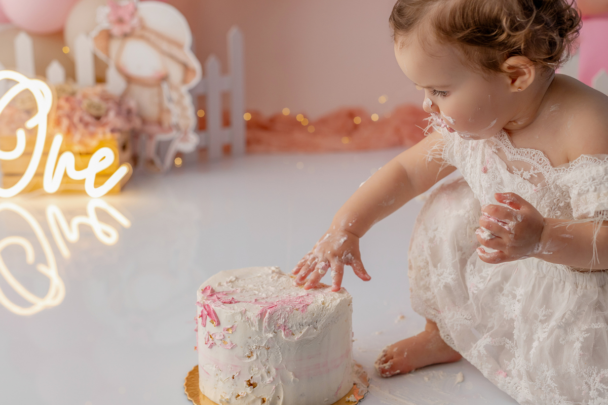 smash_menina_rosa_smash_the_cake_menina_rosa_ensaio_bebe_menina_fotografia_infantil_tema_rosa_bebe_feminino_primeiro_aniversario_smash_estudio_fotografico_luz_estudio_bebe_feliz_criancas_felizes_expressao_espontanea_momentos_unicos_amor_familia_bolo_smash