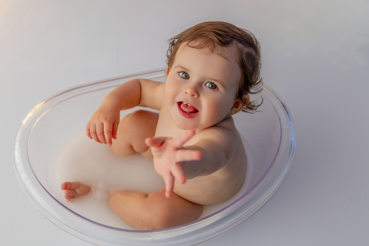 smash_menina_rosa_smash_the_cake_menina_rosa_ensaio_bebe_menina_fotografia_infantil_tema_rosa_bebe_feminino_primeiro_aniversario_smash_estudio_fotografico_luz_estudio_bebe_feliz_criancas_felizes_expressao_espontanea_momentos_unicos_amor_familia_bolo_smash