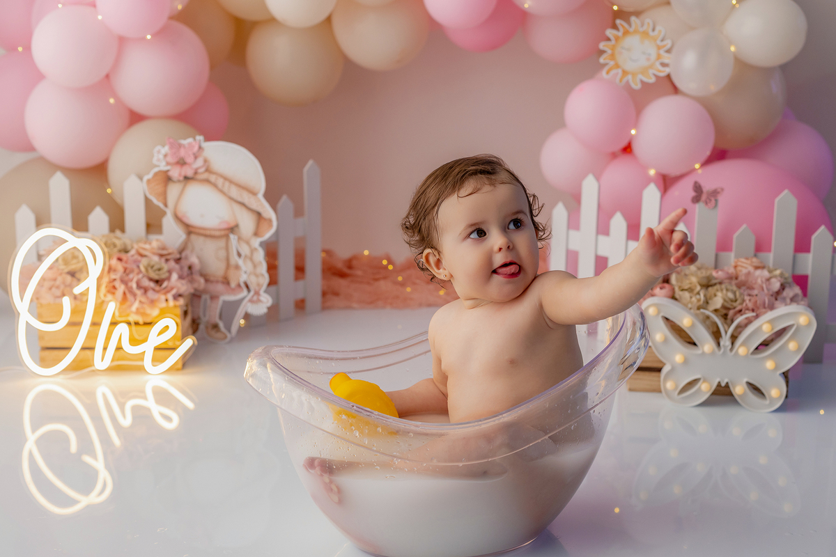 smash_menina_rosa_smash_the_cake_menina_rosa_ensaio_bebe_menina_fotografia_infantil_tema_rosa_bebe_feminino_primeiro_aniversario_smash_estudio_fotografico_luz_estudio_bebe_feliz_criancas_felizes_expressao_espontanea_momentos_unicos_amor_familia_bolo_smash