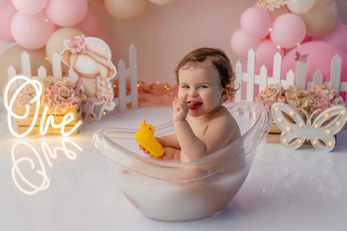 smash_menina_rosa_smash_the_cake_menina_rosa_ensaio_bebe_menina_fotografia_infantil_tema_rosa_bebe_feminino_primeiro_aniversario_smash_estudio_fotografico_luz_estudio_bebe_feliz_criancas_felizes_expressao_espontanea_momentos_unicos_amor_familia_bolo_smash