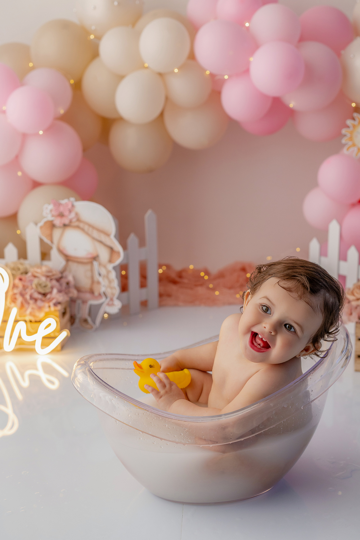 smash_menina_rosa_smash_the_cake_menina_rosa_ensaio_bebe_menina_fotografia_infantil_tema_rosa_bebe_feminino_primeiro_aniversario_smash_estudio_fotografico_luz_estudio_bebe_feliz_criancas_felizes_expressao_espontanea_momentos_unicos_amor_familia_bolo_smash