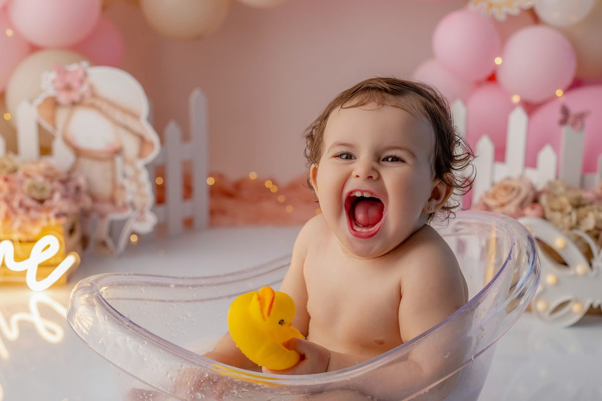 smash_menina_rosa_smash_the_cake_menina_rosa_ensaio_bebe_menina_fotografia_infantil_tema_rosa_bebe_feminino_primeiro_aniversario_smash_estudio_fotografico_luz_estudio_bebe_feliz_criancas_felizes_expressao_espontanea_momentos_unicos_amor_familia_bolo_smash