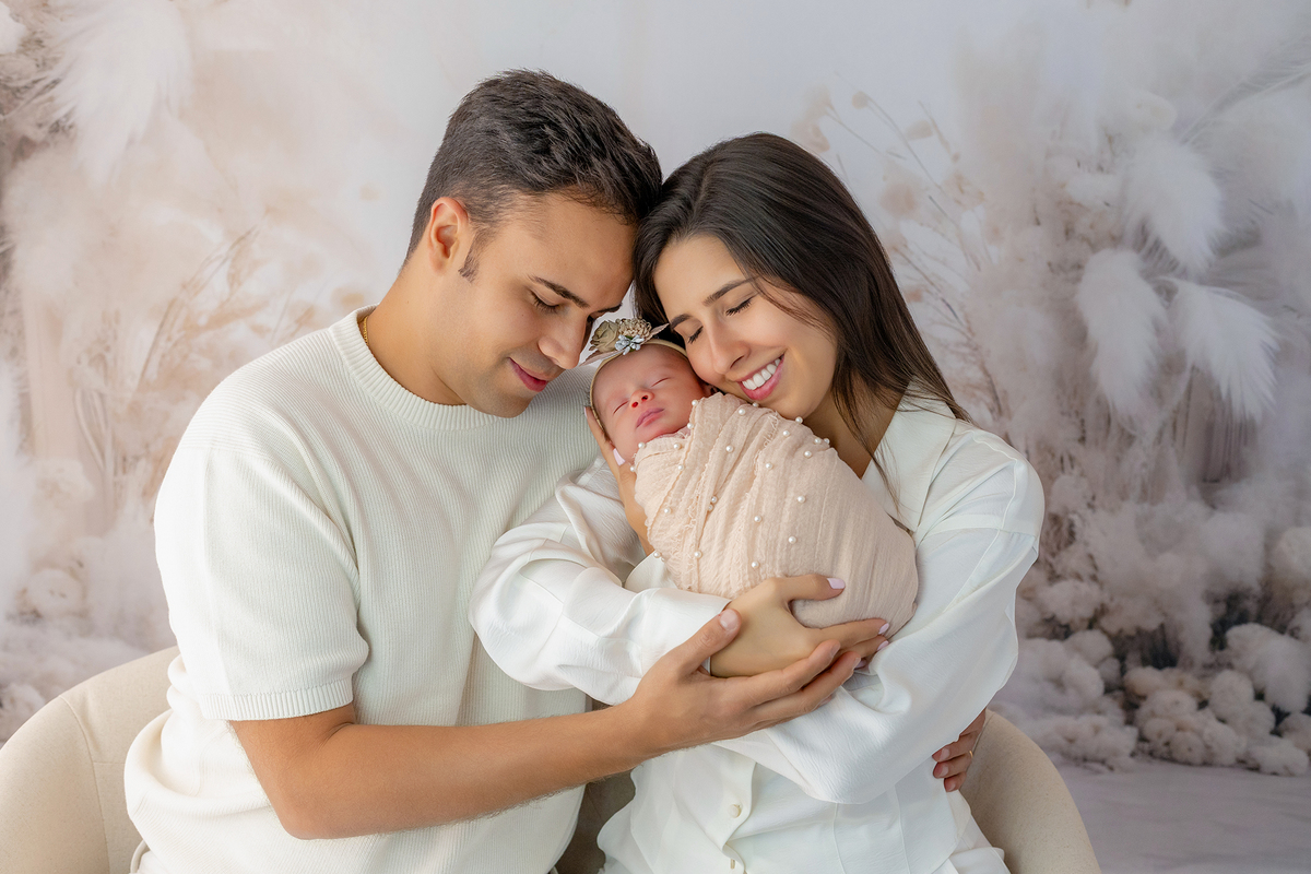 newborn_fotografia_newborn_ensaio_newborn_bebe_recem_nascido_fotografia_infantil_luz_natural_estudio_newborn_sessao_segura_conforto_bebe_primeiros_dias_vida_memorias_familia_bebe_dormindo_posados_suaves_detales_pezinhos_maozinhas_amor_familia_maternidade_