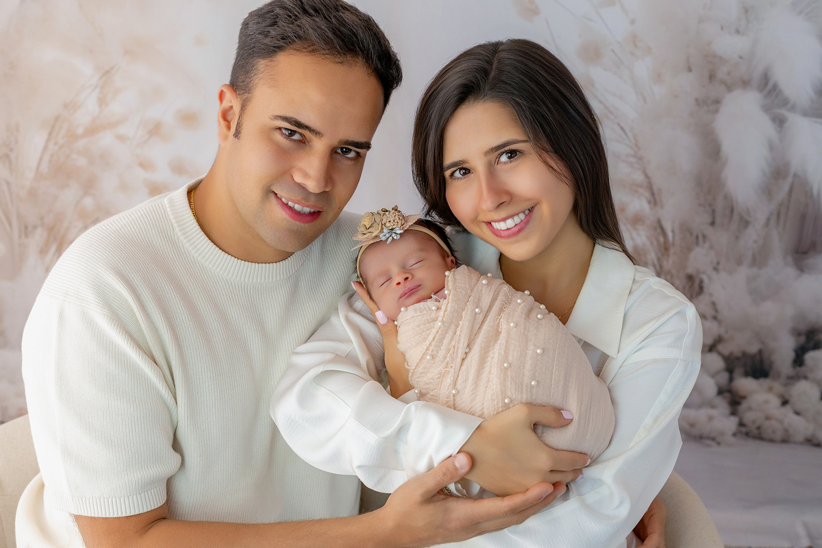 newborn_fotografia_newborn_ensaio_newborn_bebe_recem_nascido_fotografia_infantil_luz_natural_estudio_newborn_sessao_segura_conforto_bebe_primeiros_dias_vida_memorias_familia_bebe_dormindo_posados_suaves_detales_pezinhos_maozinhas_amor_familia_maternidade_
