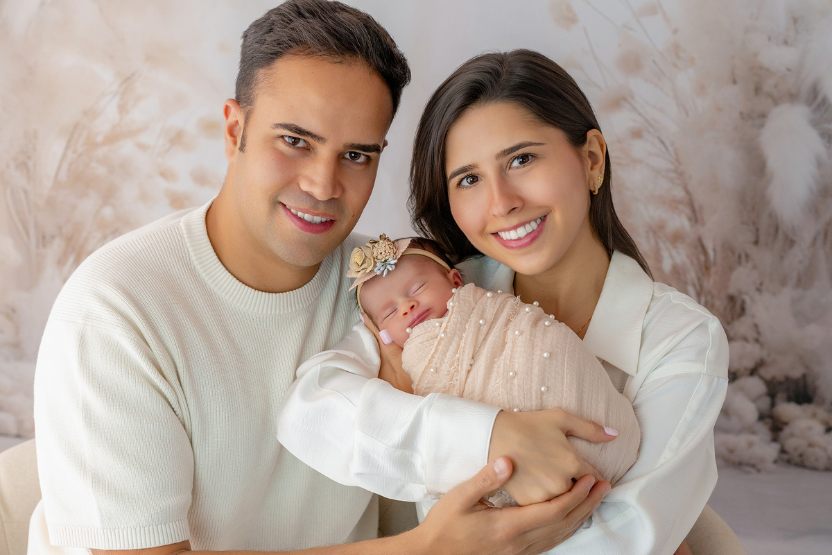 newborn_fotografia_newborn_ensaio_newborn_bebe_recem_nascido_fotografia_infantil_luz_natural_estudio_newborn_sessao_segura_conforto_bebe_primeiros_dias_vida_memorias_familia_bebe_dormindo_posados_suaves_detales_pezinhos_maozinhas_amor_familia_maternidade_