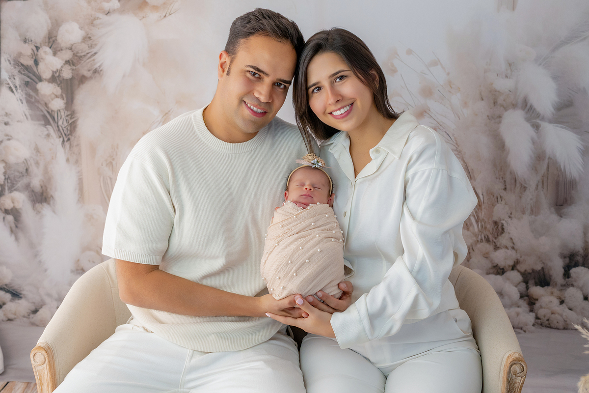 newborn_fotografia_newborn_ensaio_newborn_bebe_recem_nascido_fotografia_infantil_luz_natural_estudio_newborn_sessao_segura_conforto_bebe_primeiros_dias_vida_memorias_familia_bebe_dormindo_posados_suaves_detales_pezinhos_maozinhas_amor_familia_maternidade_