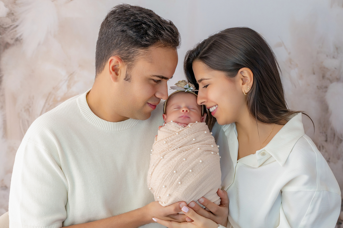 newborn_fotografia_newborn_ensaio_newborn_bebe_recem_nascido_fotografia_infantil_luz_natural_estudio_newborn_sessao_segura_conforto_bebe_primeiros_dias_vida_memorias_familia_bebe_dormindo_posados_suaves_detales_pezinhos_maozinhas_amor_familia_maternidade_